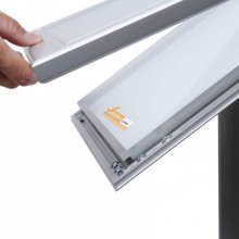 DETTAGLIO ANTA ESPOSITORE DA ESTERNO PORTA MENU DA PAVIMENTO FORMATO 1XA4 BACHECA PER HOTEL BAR